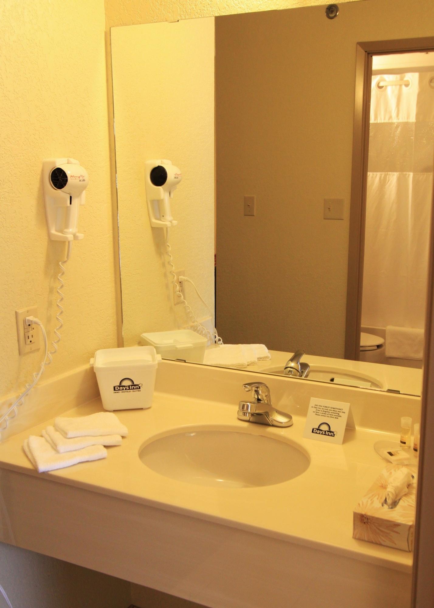 Days Inn & Suites By Wyndham Thompson Eksteriør billede