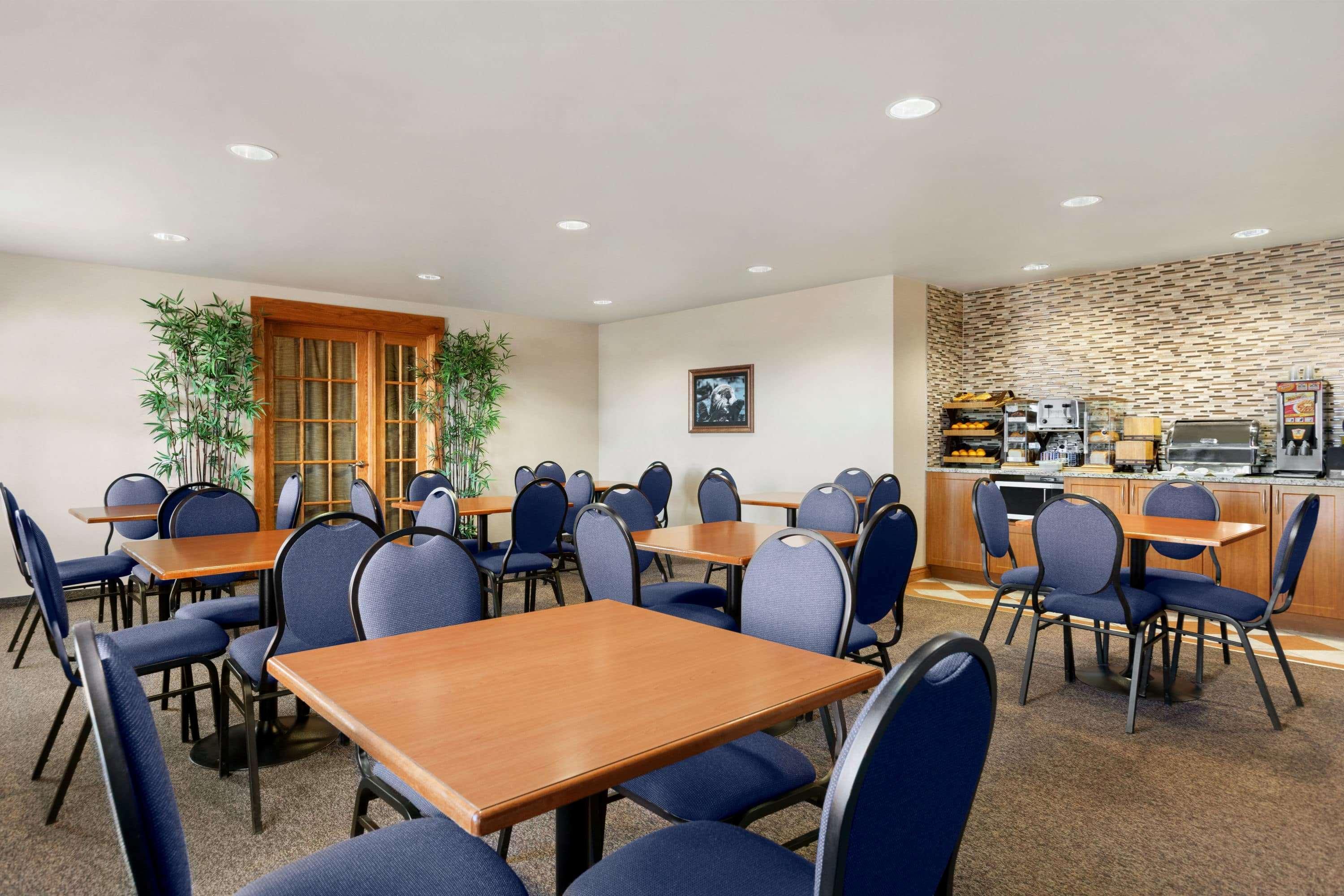 Days Inn & Suites By Wyndham Thompson Eksteriør billede