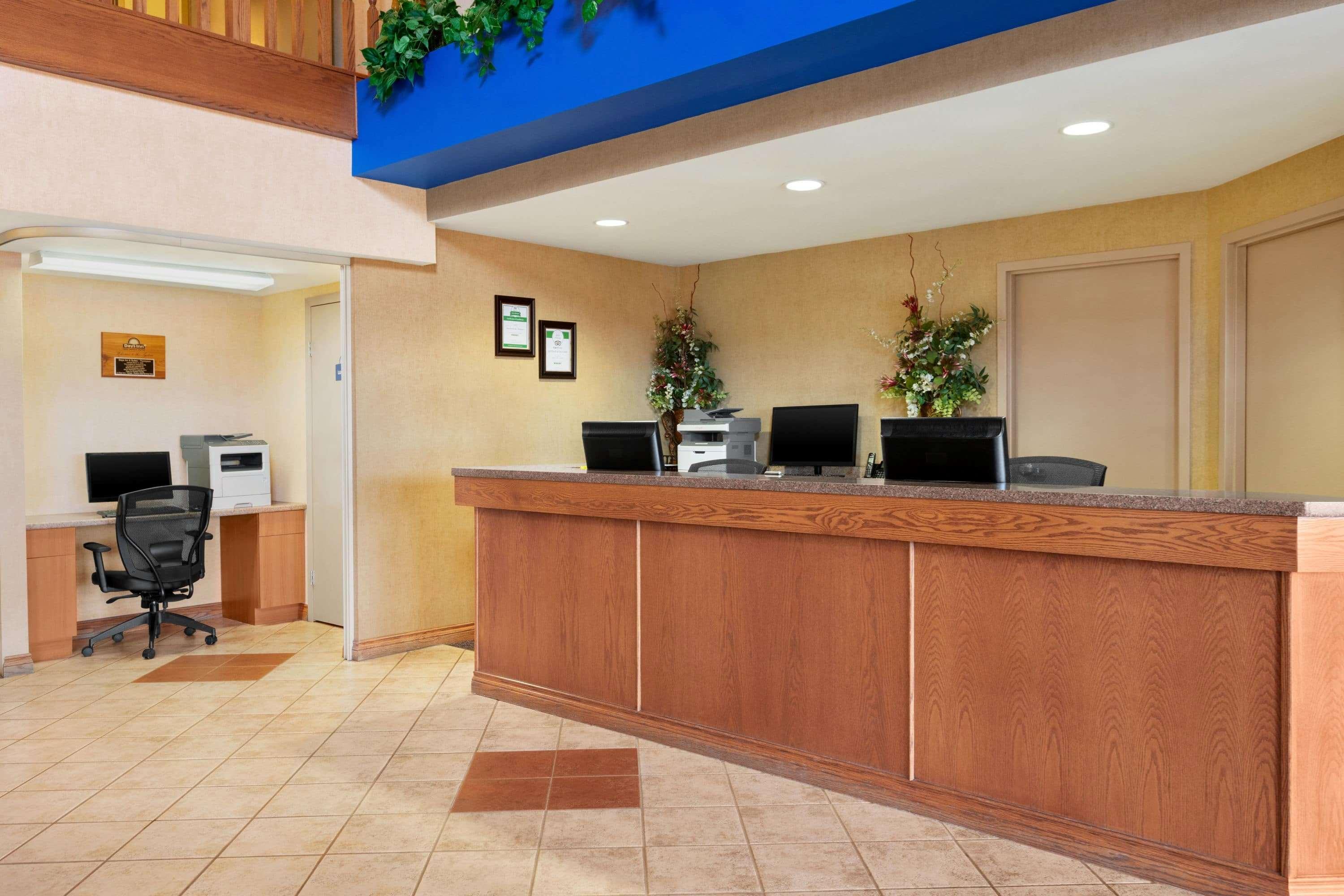 Days Inn & Suites By Wyndham Thompson Eksteriør billede